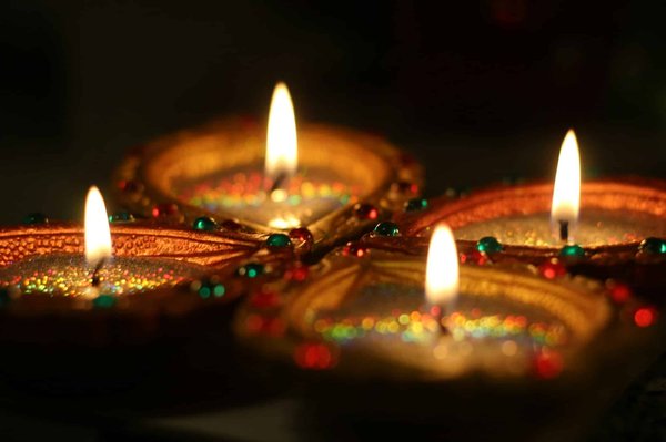Comment découvrir les traditions des fêtes de Diwali en Inde : villes et événements recommandés ?